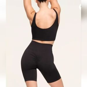 BB1. NWT SKIMS CONTOUR NYLON BIKE SHORTS IN SIZE XXS/XS